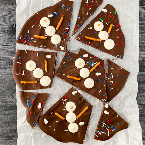 Easy-to-Make Snowman Bark Recipe at www.theaffordablefoodie.com